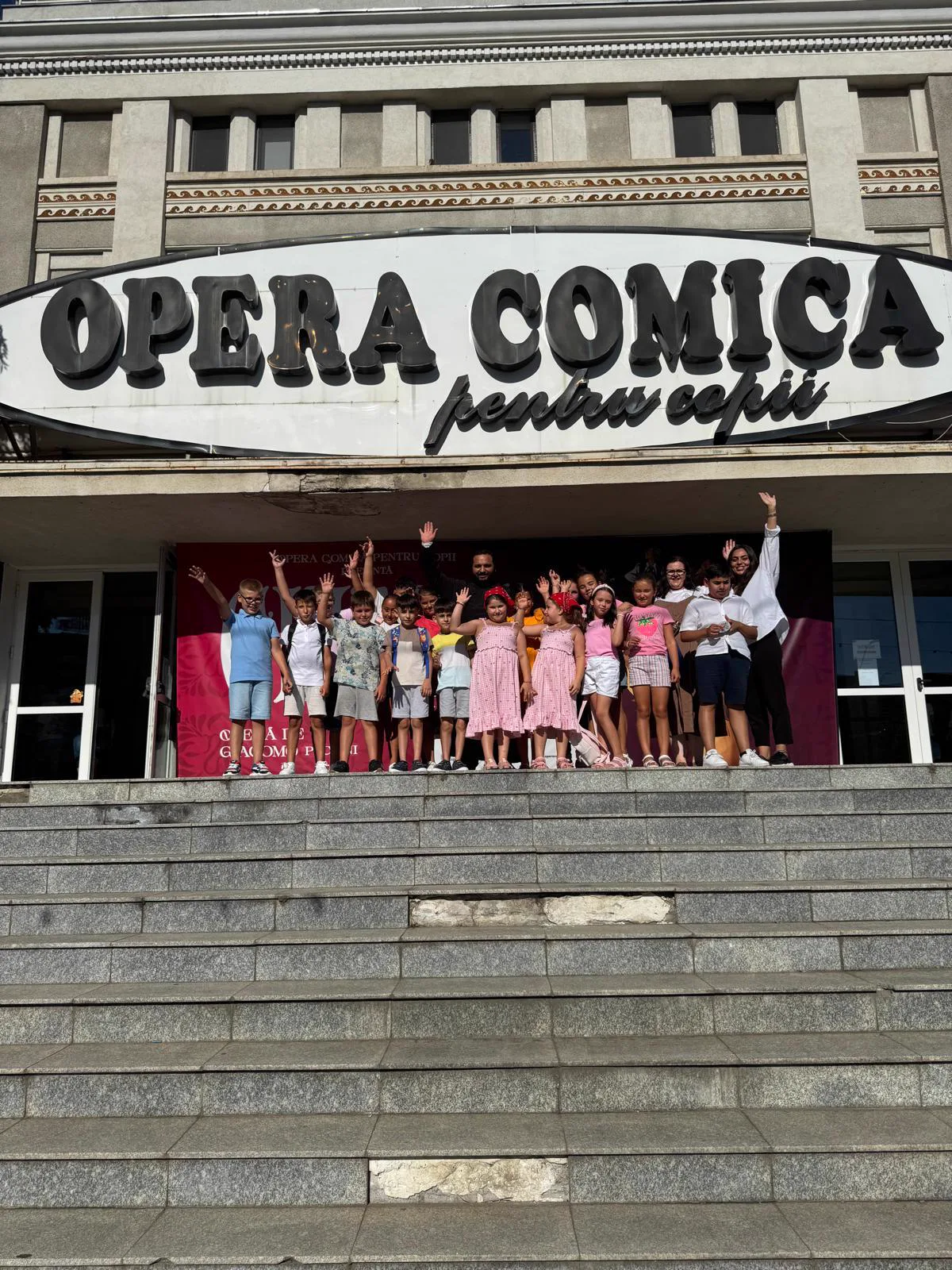 Copiii și organizatorii, împreună în fața Operei Comice pentru Copii