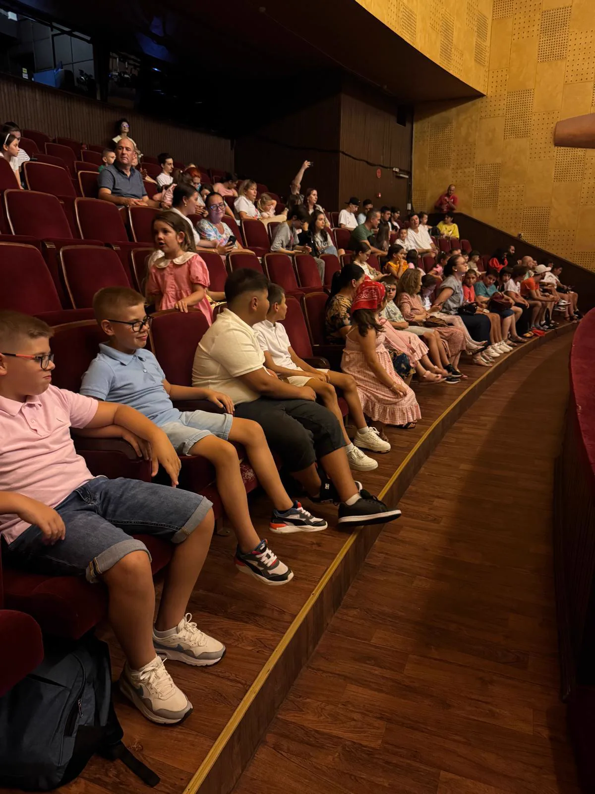 Copiii și familiile lor în sala de spectacol