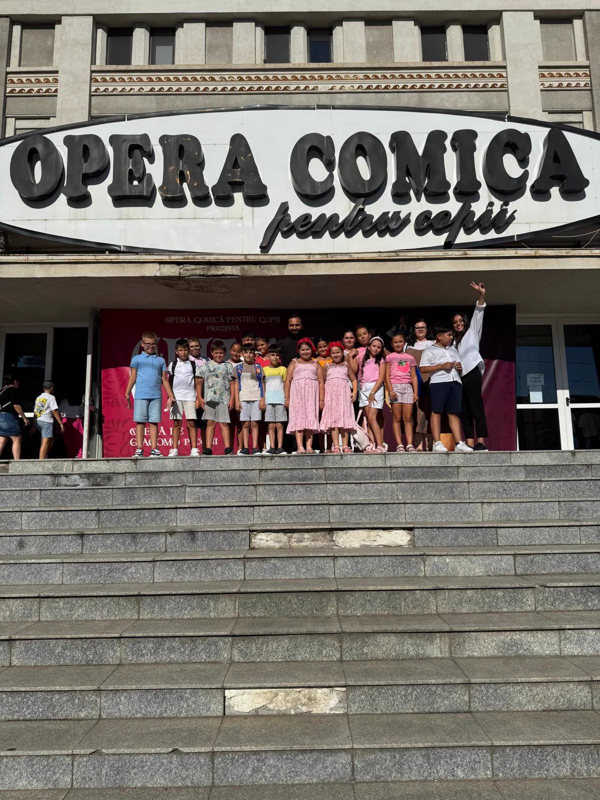 Fotografie de grup la intrarea Operei Comice pentru Copii