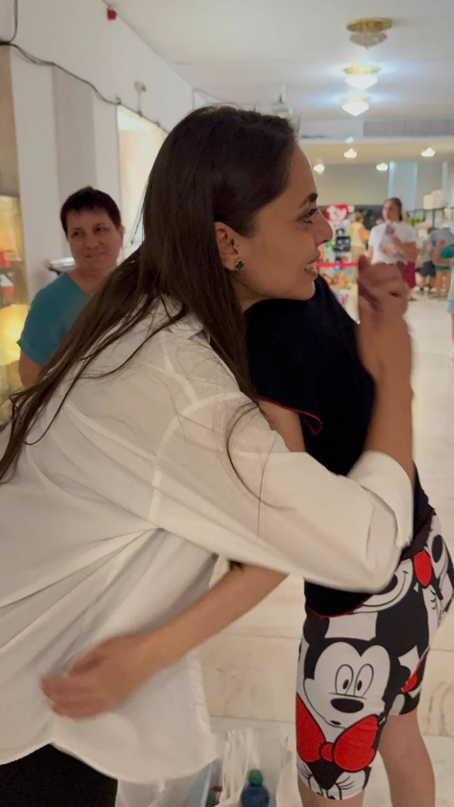 O îmbrățișare caldă la primul eveniment Lumea Lui Omar